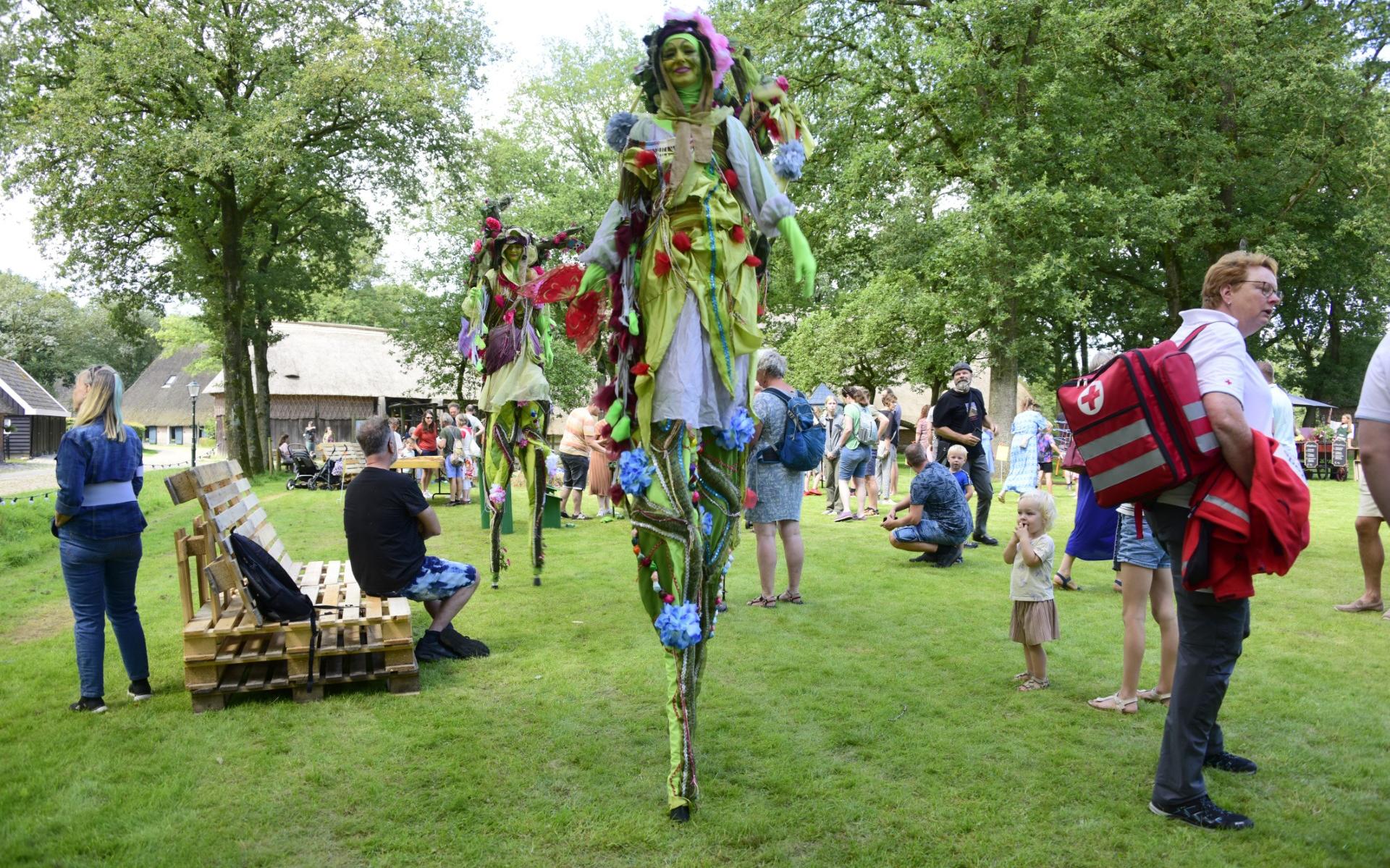 Eerste Stratentheaterfestival in Orvelte maakt indruk: 'Kijk. Een mevrouw met hele lange benen!'