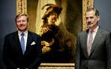 Koning Willem-Alexander en Koning Felipe VI voor 'De Vaandeldrager' van Rembrandt, in het Rijksmuseum in 2019.