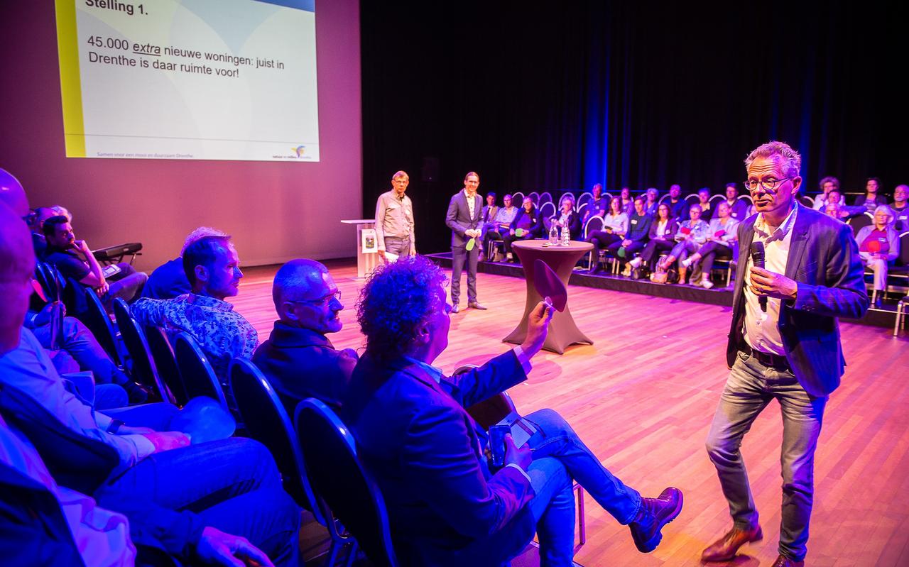De Natuur- en Milieufederatie Drenthe hield een discussieavond over woningbouw in Noord-Nederland. De Natuur- en Milieufederatie Drenthe hield een discussieavond over woningbouw in Noord-Nederland.