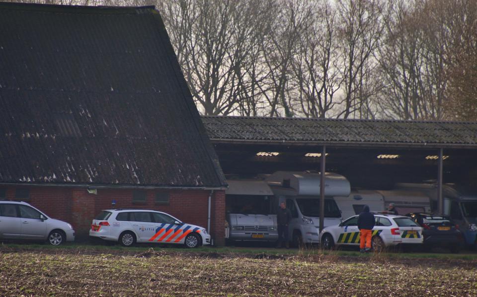 Boerderijen zoals deze in Alteveer zijn de ideale schuilplek voor criminele activiteiten in het Ommeland, stellen onderzoekers. Hier werden begin 2022 1,5 miljoen sigaretten gevonden.