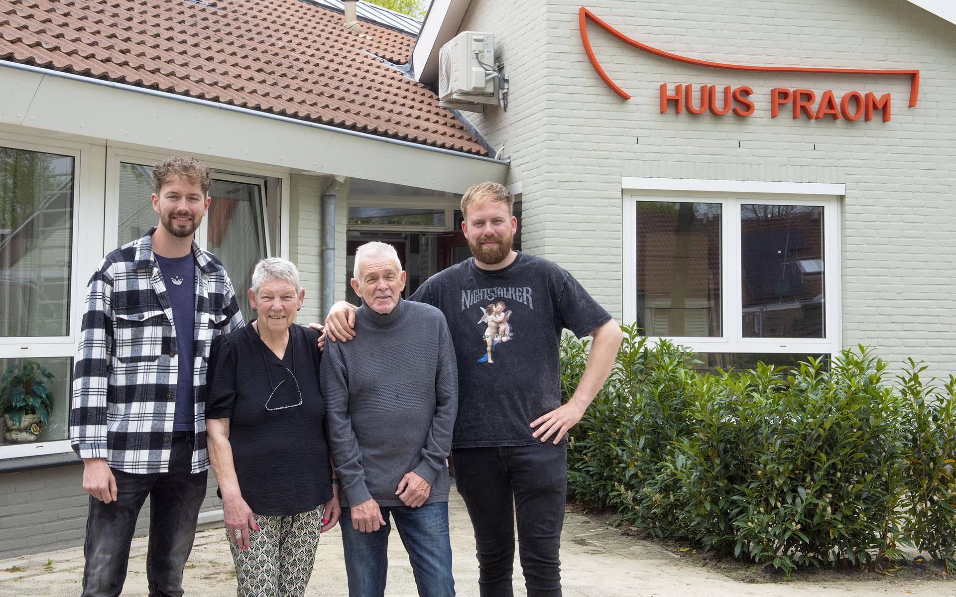 Paula Post en Roelof Schonewille uit Zwartemeer wonen sinds kort in het voormalige klaslokaal van hun kleinzoons Jurgen (links) en Ruben. 