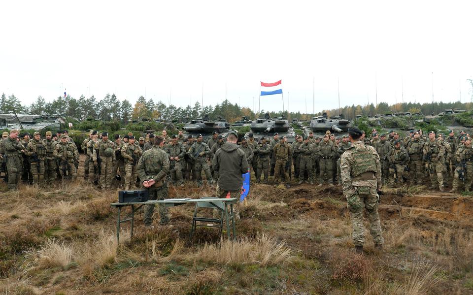 Nederlandse militairen worden tijdens de oefening in Litouwen toegesproken door hun commandanten