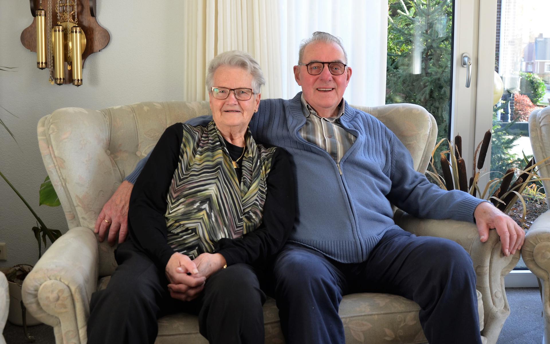 Arie en Janny Groenendaal uit Onstwedde zijn 60 jaar getrouwd. 