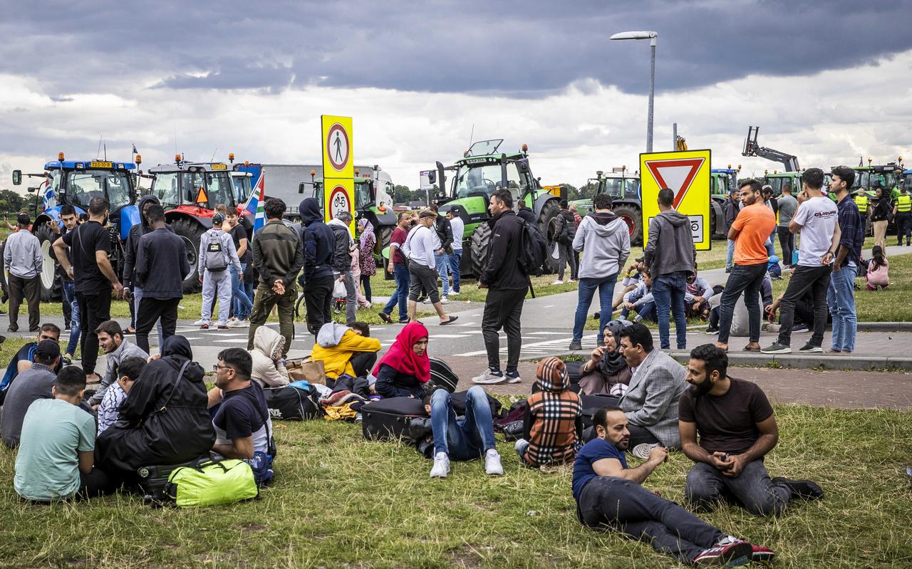 Temidden van de chaos in Ter Apel voerden Nederlandse en Duitse boeren donderdag ook nog kort actie voor het asielcentrum. 