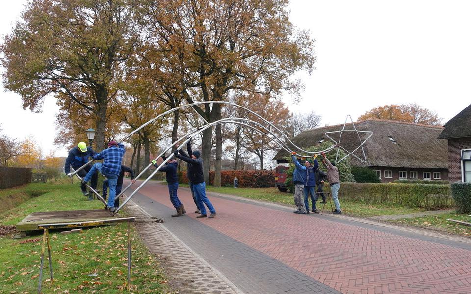 Vrijwilligers zijn in Wezup druk in touw met het opzetten van de kerststerren.