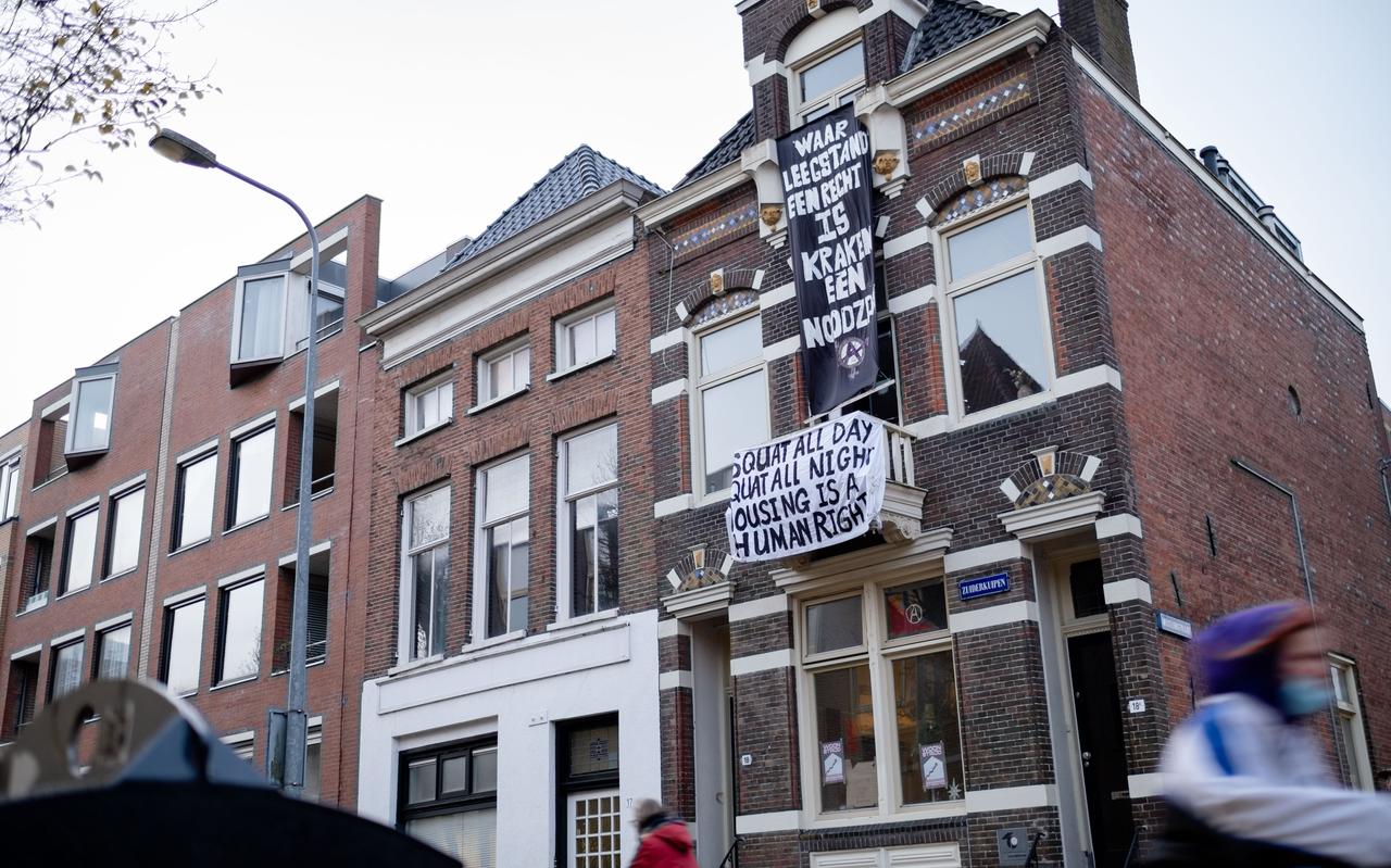 Het gekraakte pand aan de Zuiderkuipen in Groningen. Het gekraakte pand aan de Zuiderkuipen in Groningen.