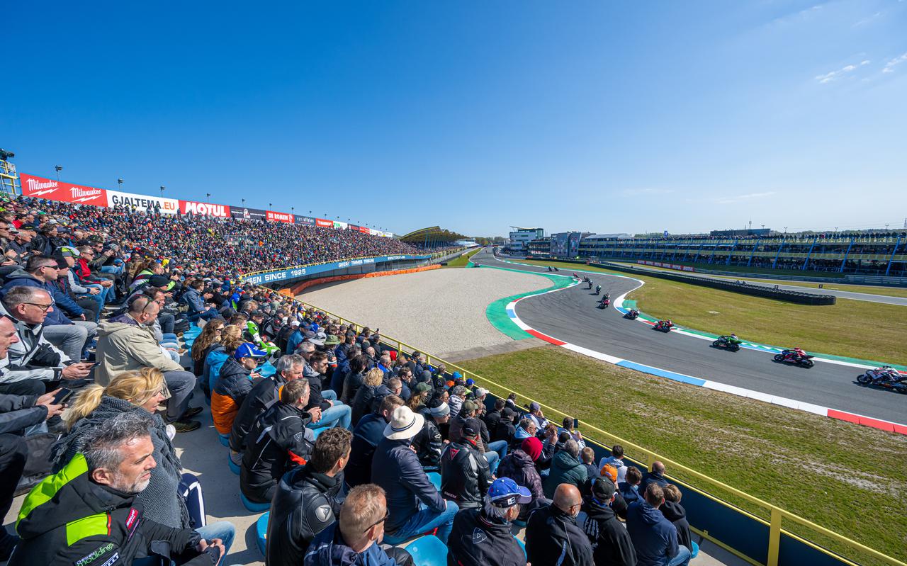 Het massaal opgekomen publiek geniet op een zonovergoten TT Circuit in Assen van de motorsport