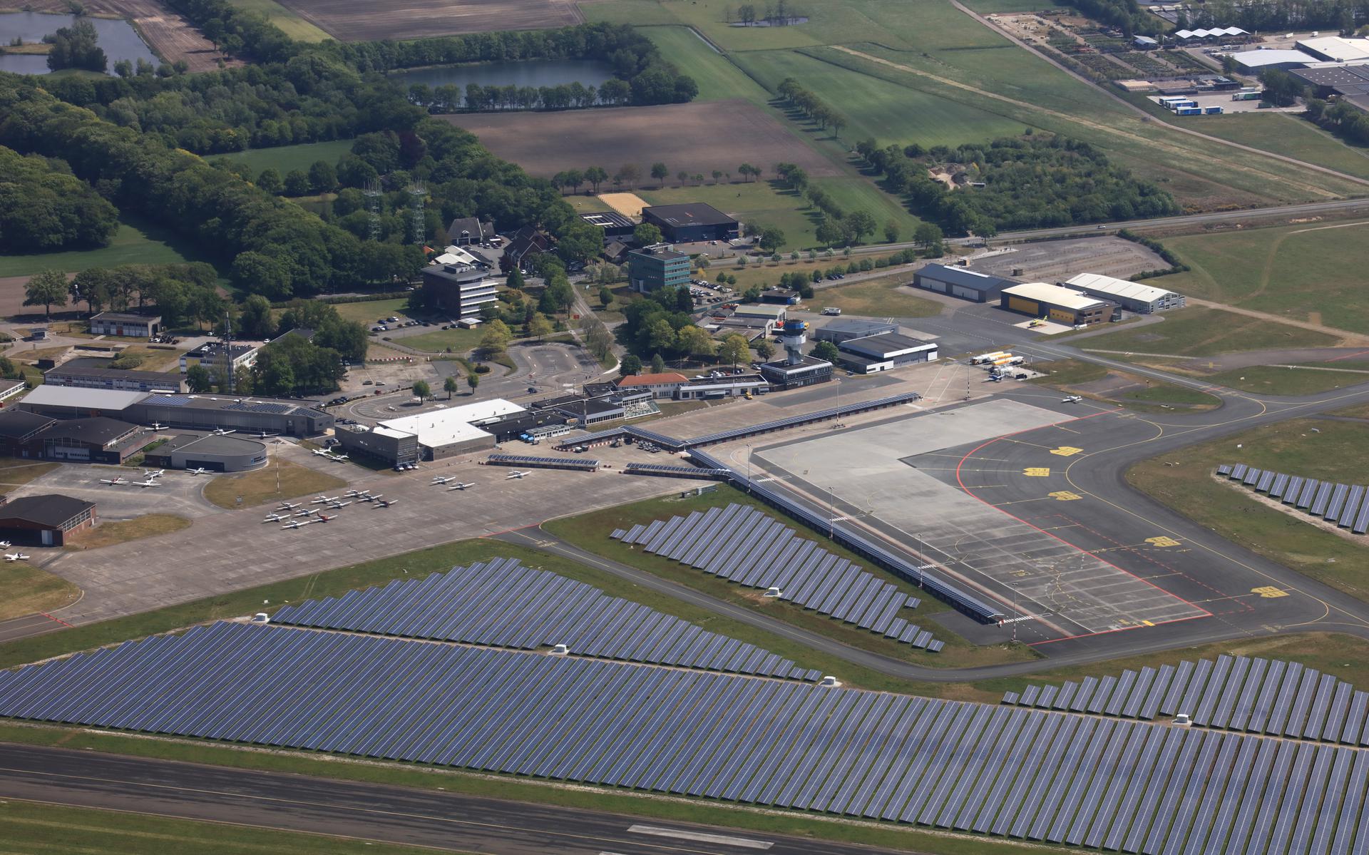 Groningen Airport Eelde met een zonnepark van 63.000 panelen is voorlopig nog het domein van de luchtvaart. Als het aan GroenLinks ligt, verandert het luchthaventerrein in een woonwijk met 4000 tot 5000 huizen.