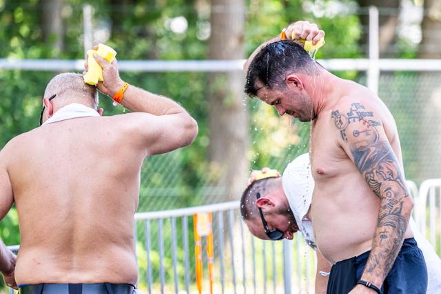 LIVE | Verkoeling voor fietsers in Witten. Collin Veijer elfde in middagtraining