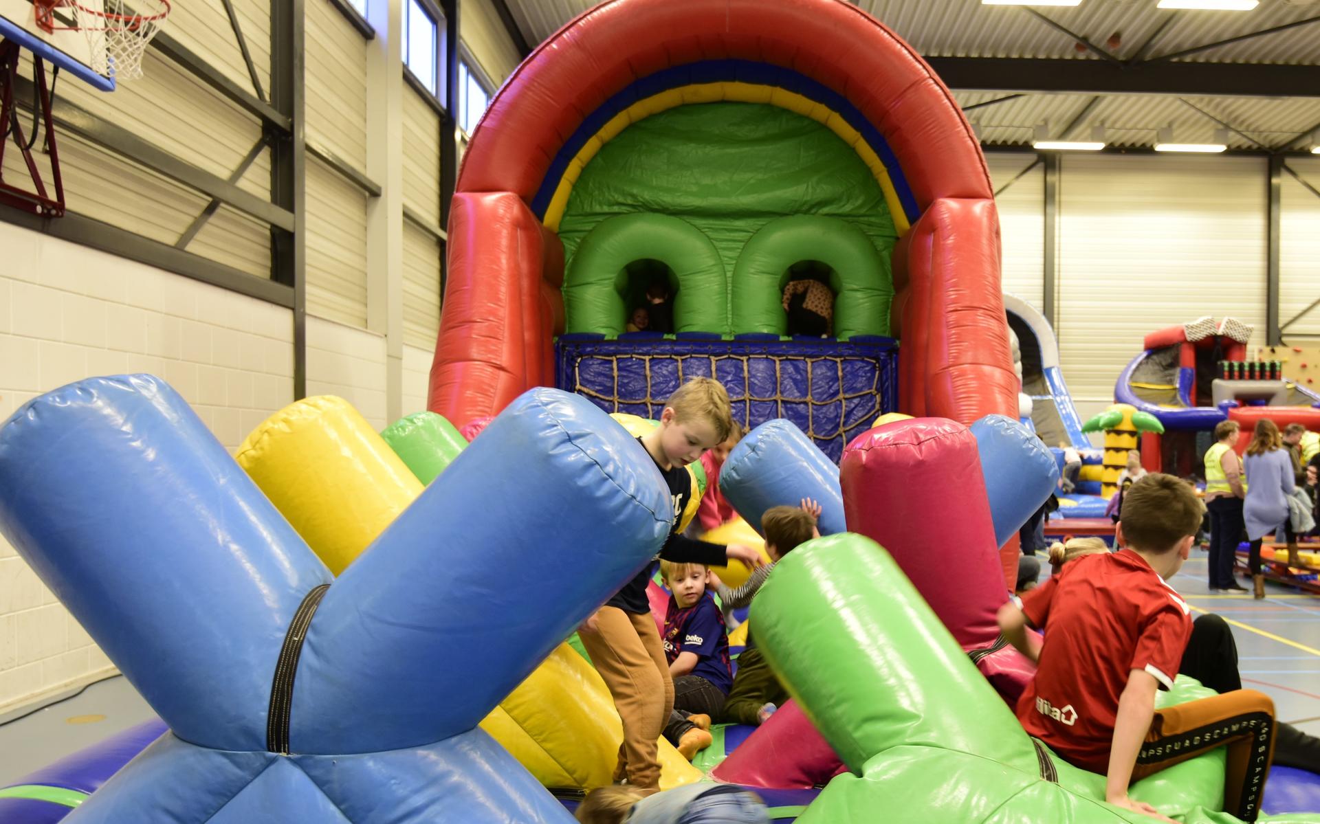 Jeugd in Bovensmilde leeft zich uit op zes springkussens. Megaspeeldag is wederom een succes