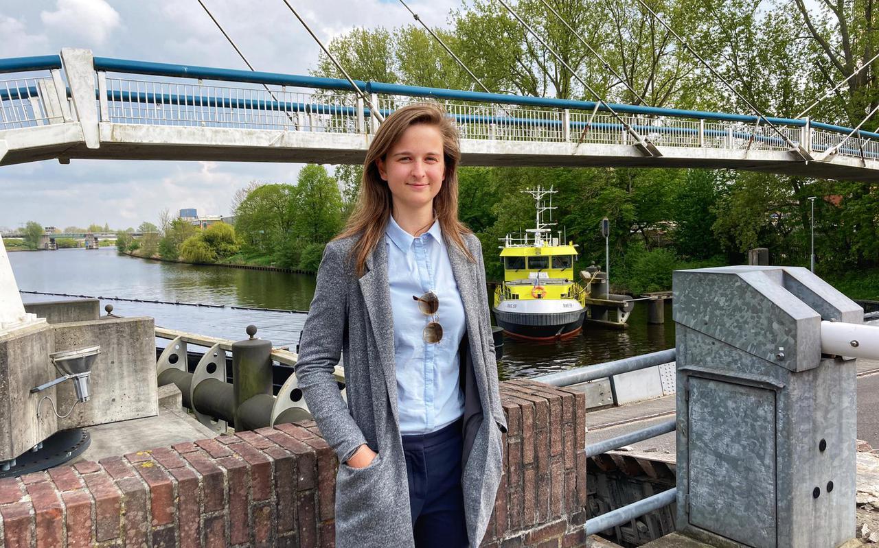 Anne van Zijp kijkt graag vanaf de loop- en fietsbrug over het Van Starkenborghkanaal naar de langsvarende schepen. Dat verliep vrijdagnacht alleen niet helemaal zoals normaal.