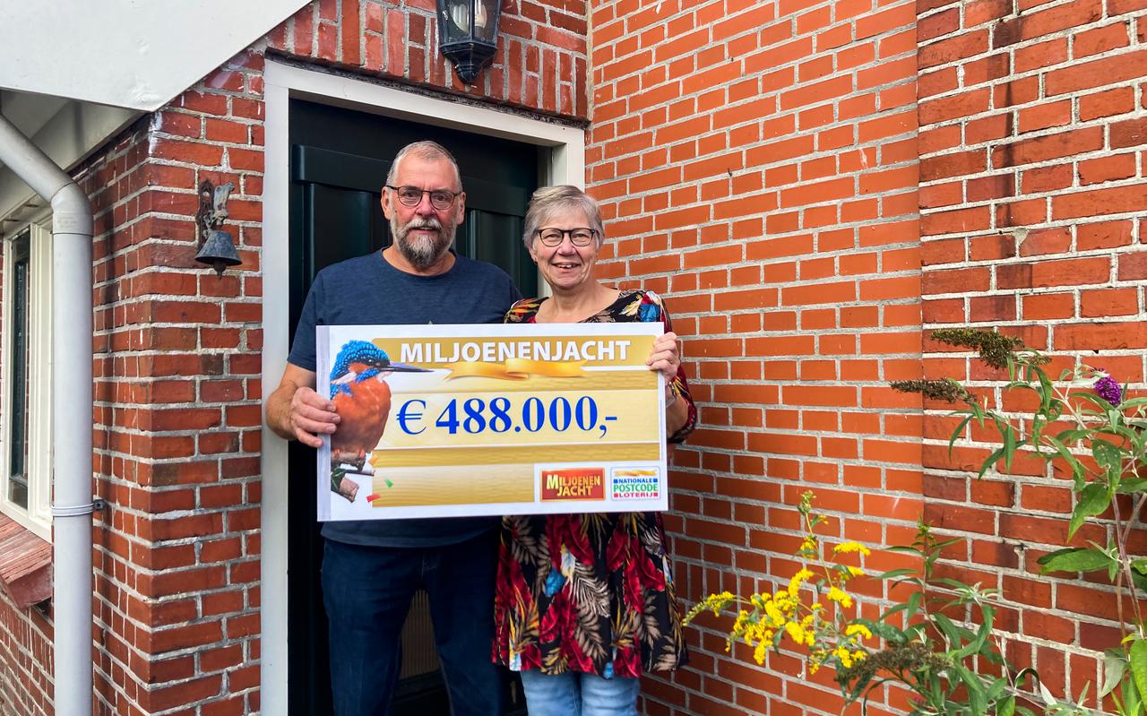 Bertha Bonder (61) en partner Sjoerd met de cheque van 488.000 euro die Bertha afgelopen zondag won in het tv-programma Miljoenenjacht.