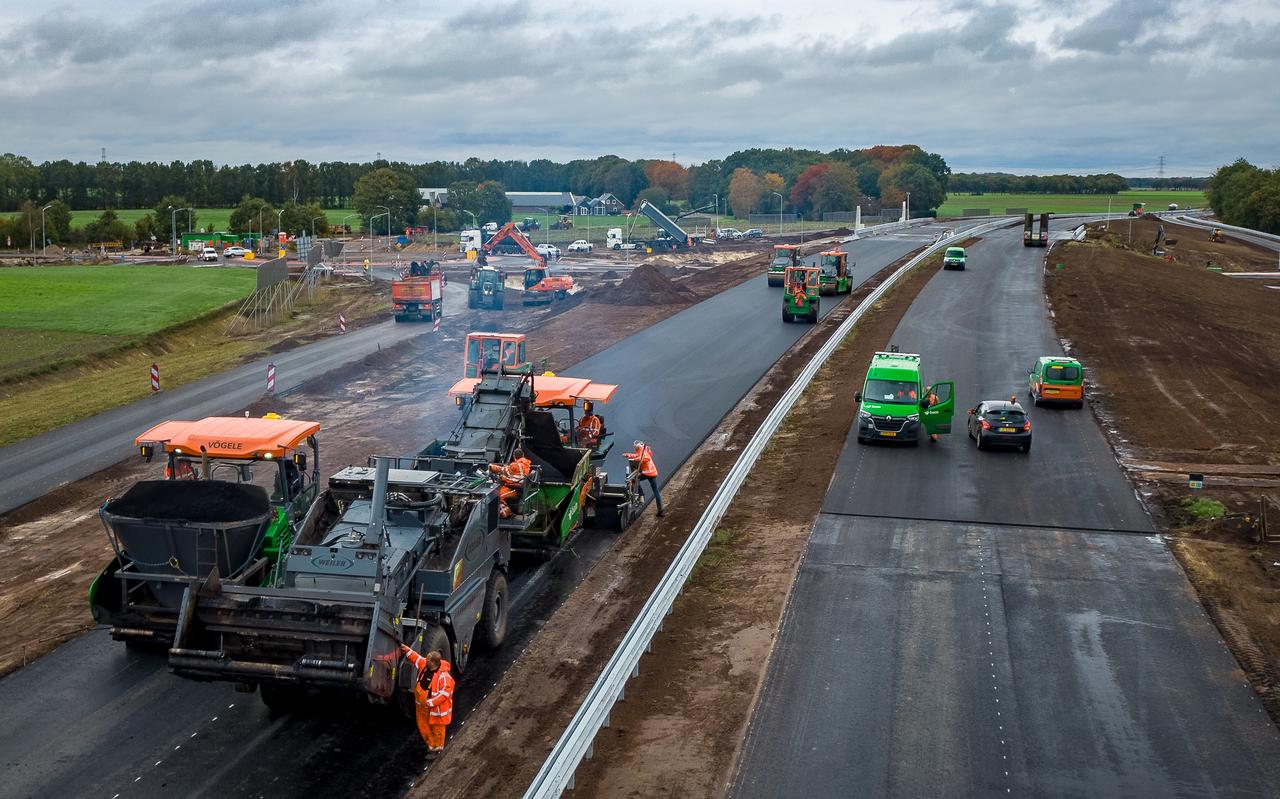 Werkzaamheden aan de verdubbeling tussen Emmen en Coevorden. Werkzaamheden aan de verdubbeling tussen Emmen en Coevorden.