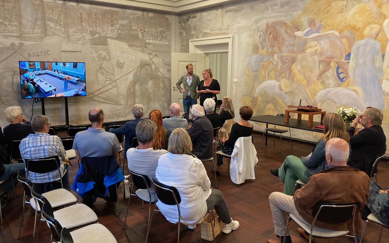 Omwonenden en andere geïnteresseerden in de discussie over de verhuizing van 't Pannekoekschip volgden het debat in de trouwzaal van het vernieuwde Stadhuis. Wegens ruimtegebrek op de publieke tribune. Wethouder Rik van Niejenhuis (staand links) heet ze welkom. Omwonenden en andere geïnteresseerden in de discussie over de verhuizing van 't Pannekoekschip volgden het debat in de trouwzaal van het vernieuwde Stadhuis. Wegens ruimtegebrek op de publieke tribune. Wethouder Rik van Niejenhuis (staand links) heet ze welkom.