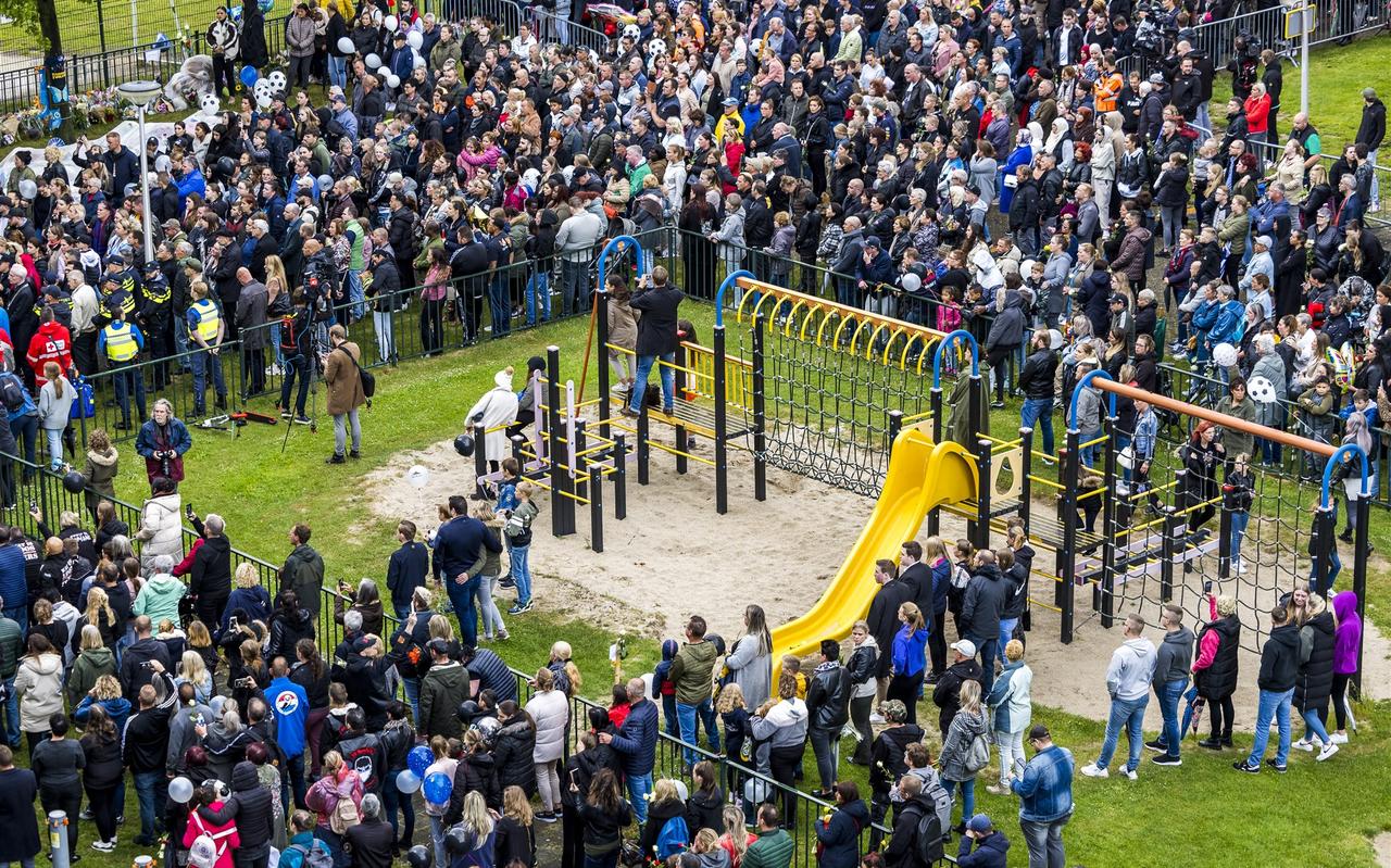 Deelnemers aan een stille tocht ter nagedachtenis aan de 9-jarige Gino. Het jongetje verdween op 1 juni uit een speeltuintje en zijn stoffelijk overschot werd enkele dagen later bij een huis gevonden. Er is een 22-jarige verdachte opgepakt. Deelnemers aan een stille tocht ter nagedachtenis aan de 9-jarige Gino. Het jongetje verdween op 1 juni uit een speeltuintje en zijn stoffelijk overschot werd enkele dagen later bij een huis gevonden. Er is een 22-jarige verdachte opgepakt.