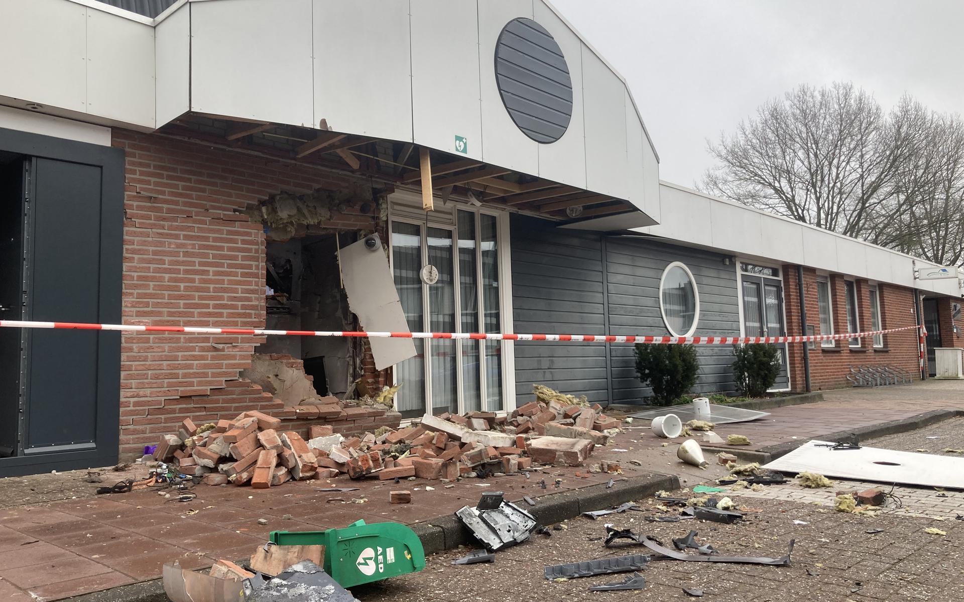 Het door de plofkraak getroffen pinautomaat in Nieuw-Dordrecht.