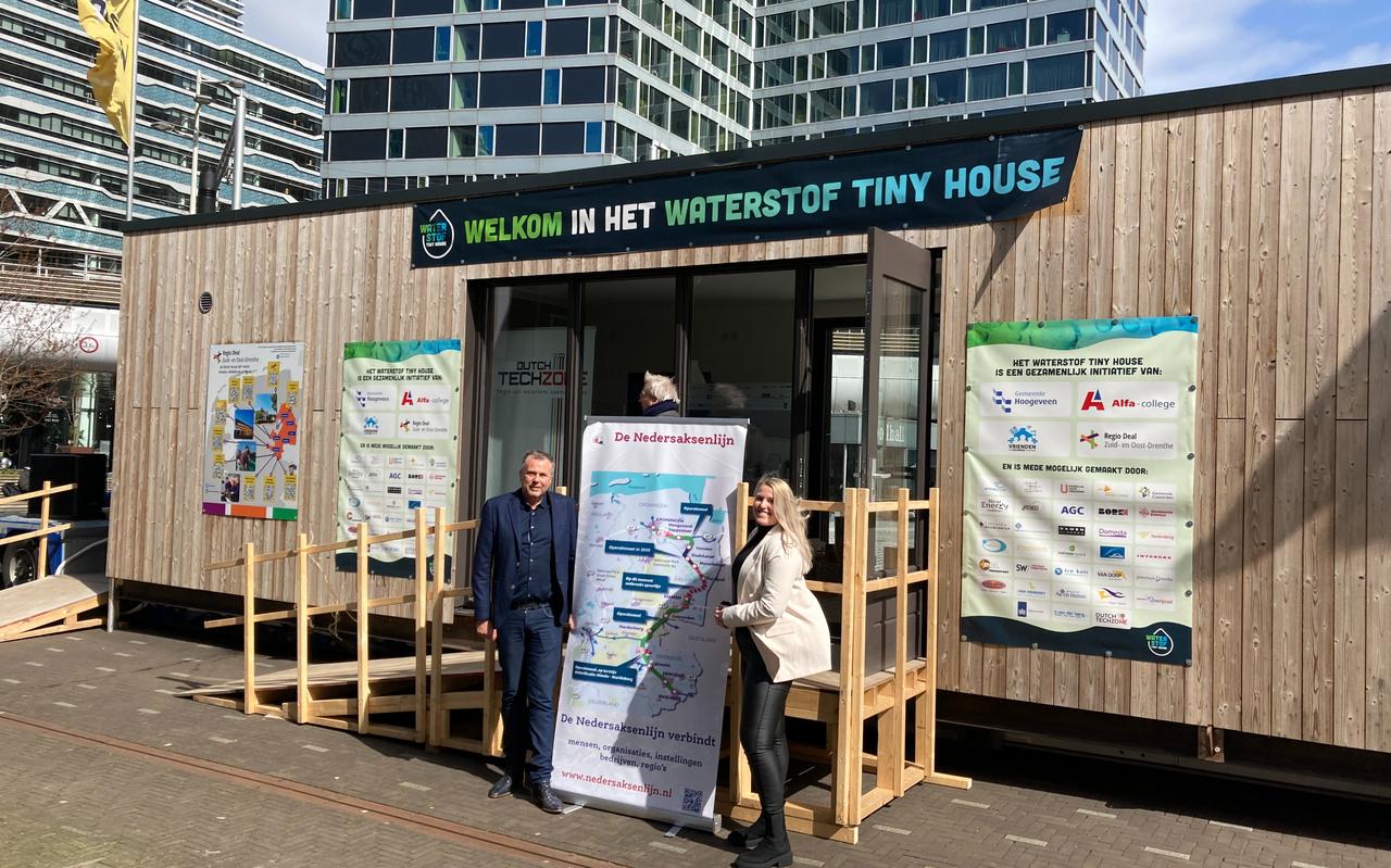 Voorzitter Melle Mulder en zijn dochter Chantal van de Stichting Nedersaksenlijn voor het Tiny House bij de Tweede Kamer in Den Haag. Voorzitter Melle Mulder en zijn dochter Chantal van de Stichting Nedersaksenlijn voor het Tiny House bij de Tweede Kamer in Den Haag.