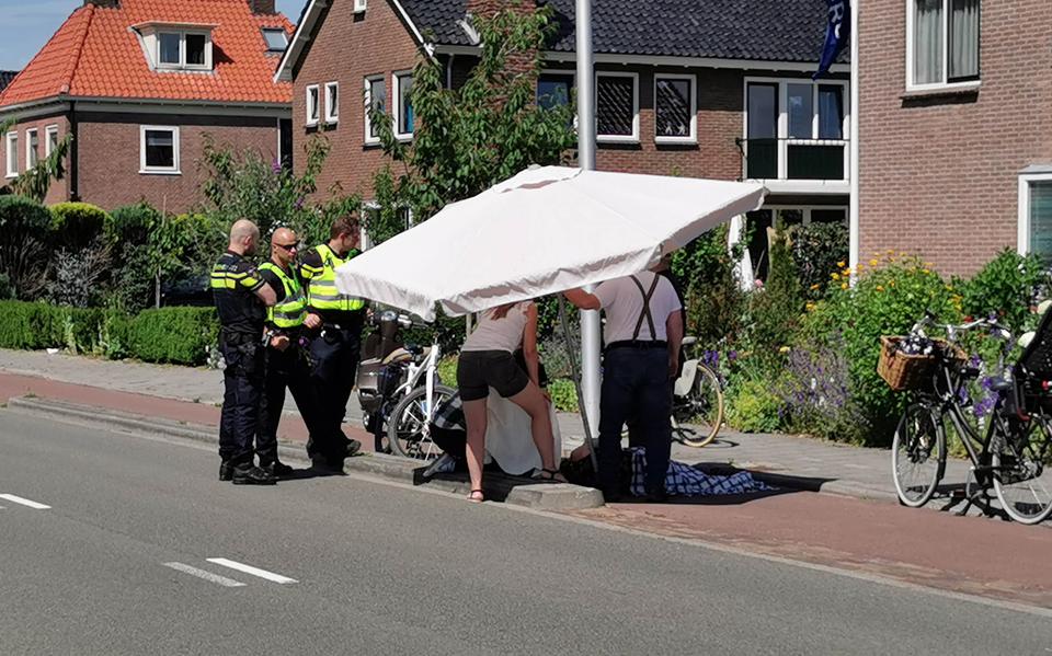 Vrouw gewond na botsing met scooter in Hoogeveen. Vrouw gewond na botsing met scooter in Hoogeveen.