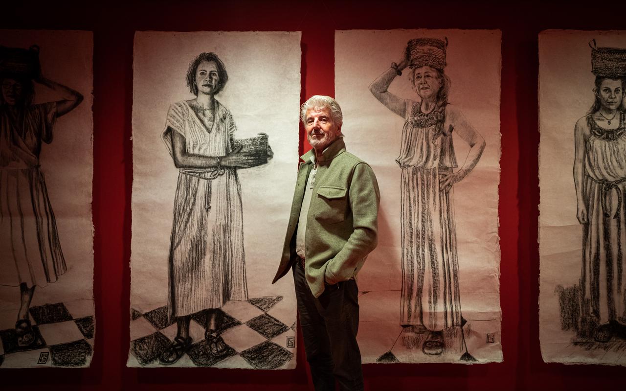 Ron Glasbeek, met rechts van hem een tekening van kunstenaar Annemarie de Groot, van wie in Martiniplaza ook een expositie te zien is.