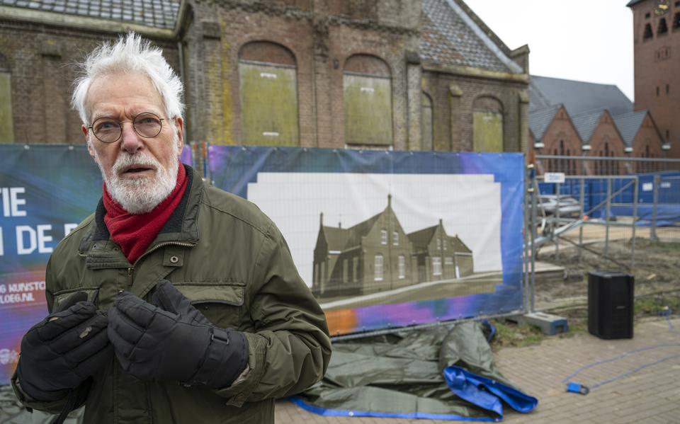 Bert Dijksterhuis (85) stond aan de wieg van het Kunstcentrum De Ploeg dat in de voormalige Sint Jozefschool en parochiehuis in Wehe-den Hoorn komt. Op de achtergrond het bord met het ontwerp van hoe het centrum eruit komt te zien. 