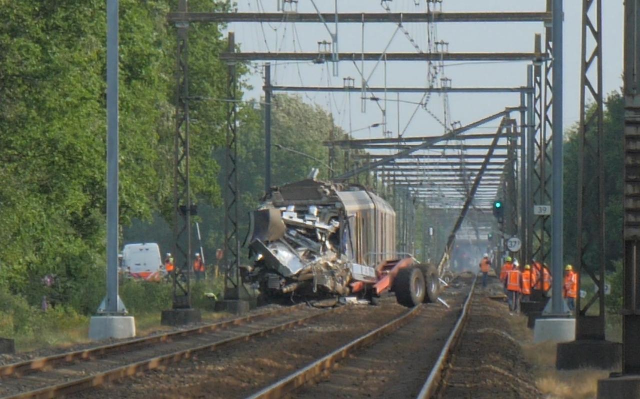 De passagierstrein knalde op de kipwagen De passagierstrein knalde op de kipwagen