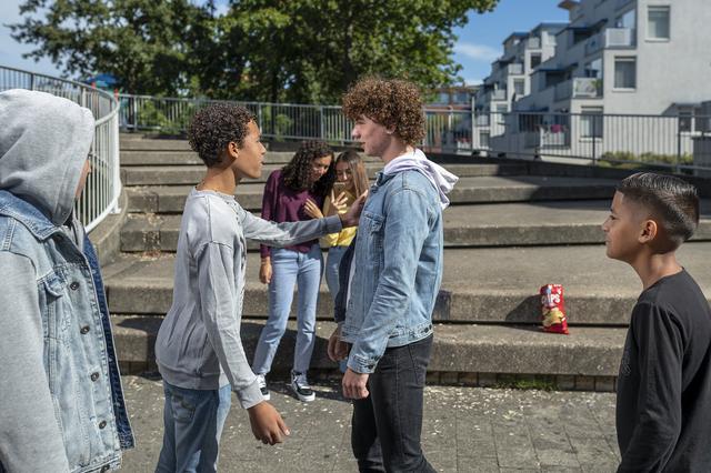 Geweld en overlast in Haren en Delfzijl: is het losgeslagen of criminele jeugd? ‘Online wordt het sn