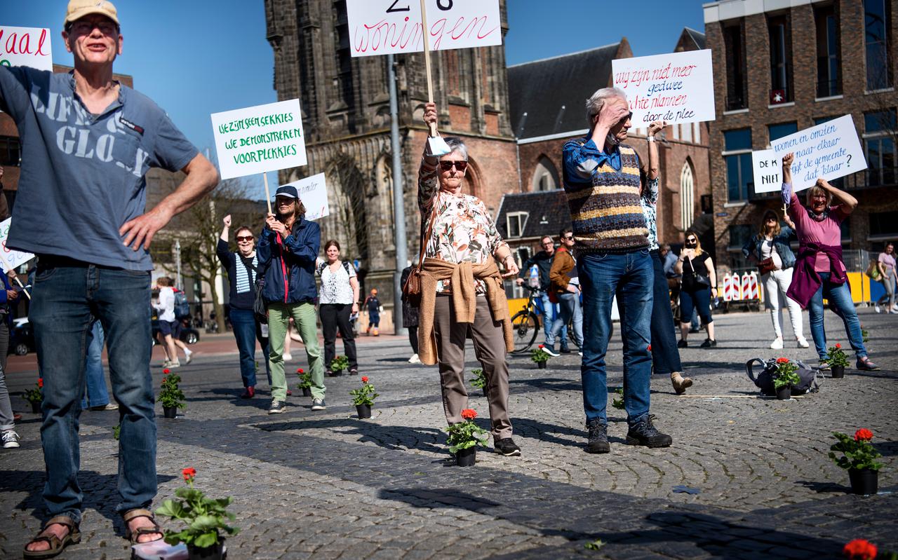 Ouderen demonstreerden vorig jaar op de Grote Markt voor een eigen Knarrenhof in Groningen. Tevergeefs: de gemeente wil niet verder praten met de landelijke organisatie waarbij zij zich hebben aangesloten. 