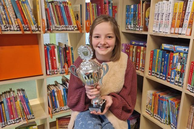 Milou uit Wijster vertegenwoordigt Drenthe tijdens de Nationale Voorleeswedstrijd