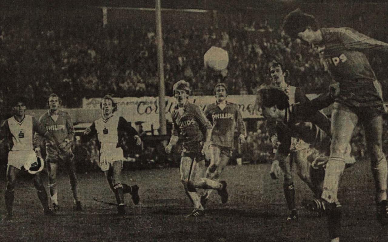 Voor het oog van ruim achtduizend toeschouwers kopt PSV-verdediger Ernie Brandts richting het doel van Emmen. De Drentse club was toen nog een amateurvereniging. Een kleine drie jaar later werd de sprong naar het profvoetbal gemaakt.