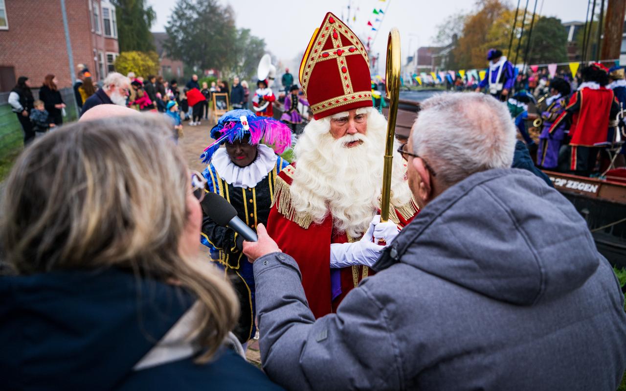 Sinterklaas wordt ontvangen door Wethouder Patricia Nieland-Kampen van de gemeente Midden-Groningen. Sinterklaas wordt ontvangen door Wethouder Patricia Nieland-Kampen van de gemeente Midden-Groningen.