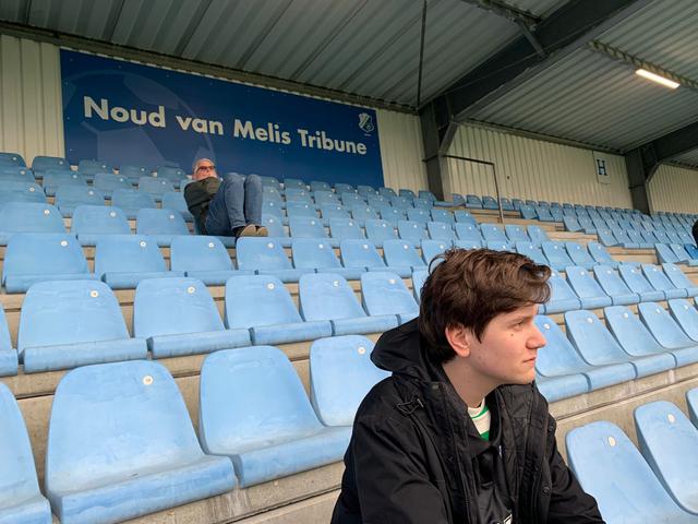 Ver voor de wedstrijd zit Gijs nagenoeg als enige sfeer te proeven in het stadion van Eindhoven.