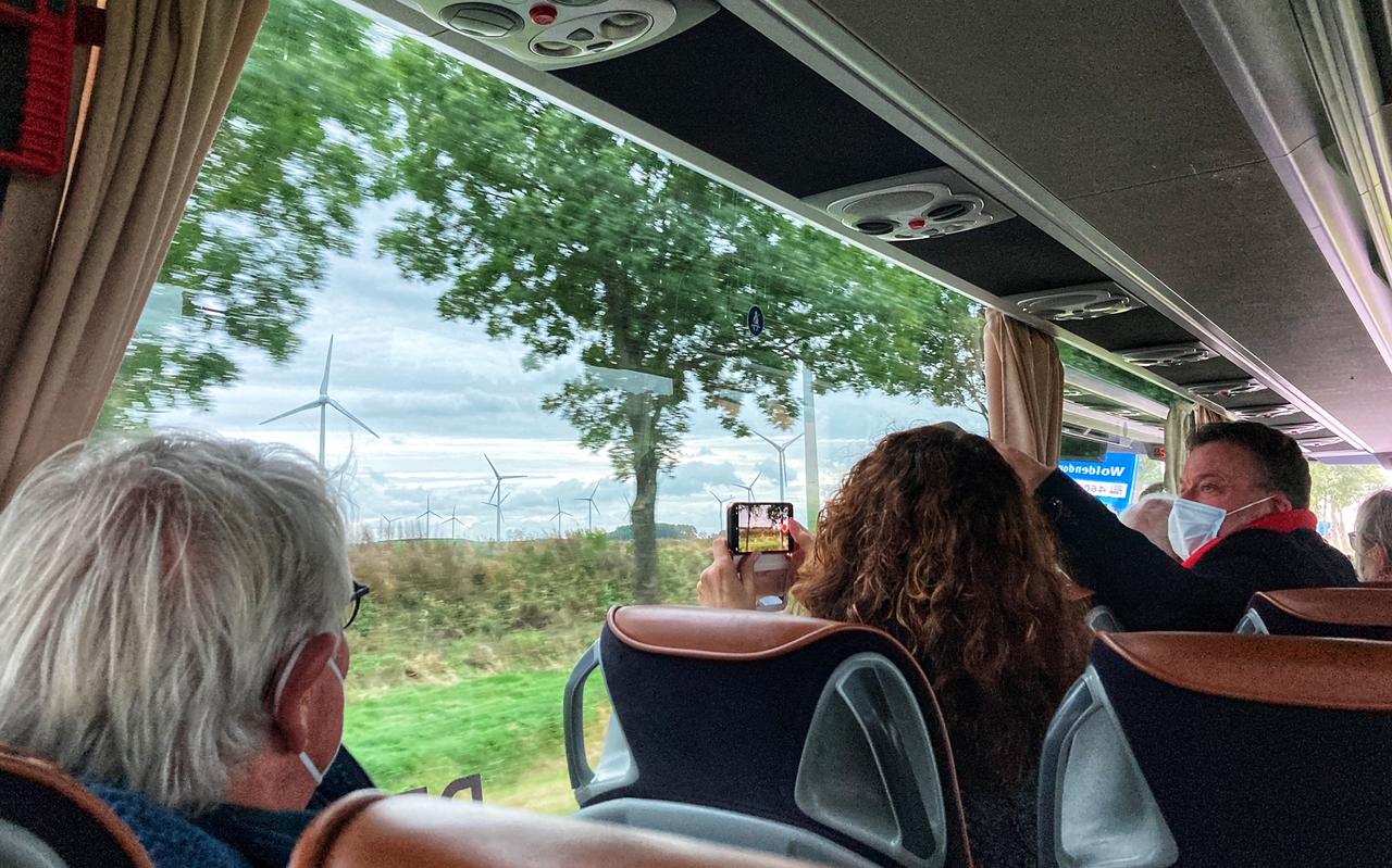 Stichting Landschap Oldambt, Stichting Oldambtwindmolenvrij en het Burgerinitiatief Zuidelijke Dorpen Delfzijl hebben de busexcursie door Oost-Groningen georganiseerd om betrokken politici met eigen ogen laten zien hoe het gebied eruitziet waar zij over beslissen. De drie clubs en verschillende dorpsbelangenverenigingen maken zich zorgen over de omvang van de windmolens, de horizonvervuiling, de slagschaduw, de grote hoeveelheid en de geluidshinder. Stichting Landschap Oldambt, Stichting Oldambtwindmolenvrij en het Burgerinitiatief Zuidelijke Dorpen Delfzijl hebben de busexcursie door Oost-Groningen georganiseerd om betrokken politici met eigen ogen laten zien hoe het gebied eruitziet waar zij over beslissen. De drie clubs en verschillende dorpsbelangenverenigingen maken zich zorgen over de omvang van de windmolens, de horizonvervuiling, de slagschaduw, de grote hoeveelheid en de geluidshinder.