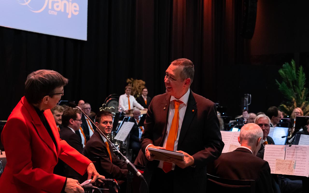 Voorzitter Jaap van der Pol van Christelijke Muziekvereniging Oranje uit Assen ontvangt de Koninklijke Erepenning.