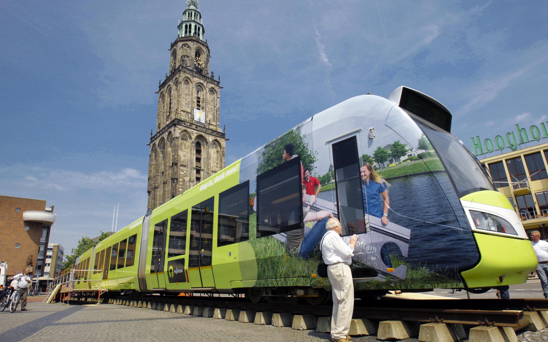 Op de Grote Markt in Groningen werd tien jaar geleden een tram van de Haagse Tram Maatschappij neergezet om de plannen van destijds aan de bevolking te tonen. Foto: Archief DvhN