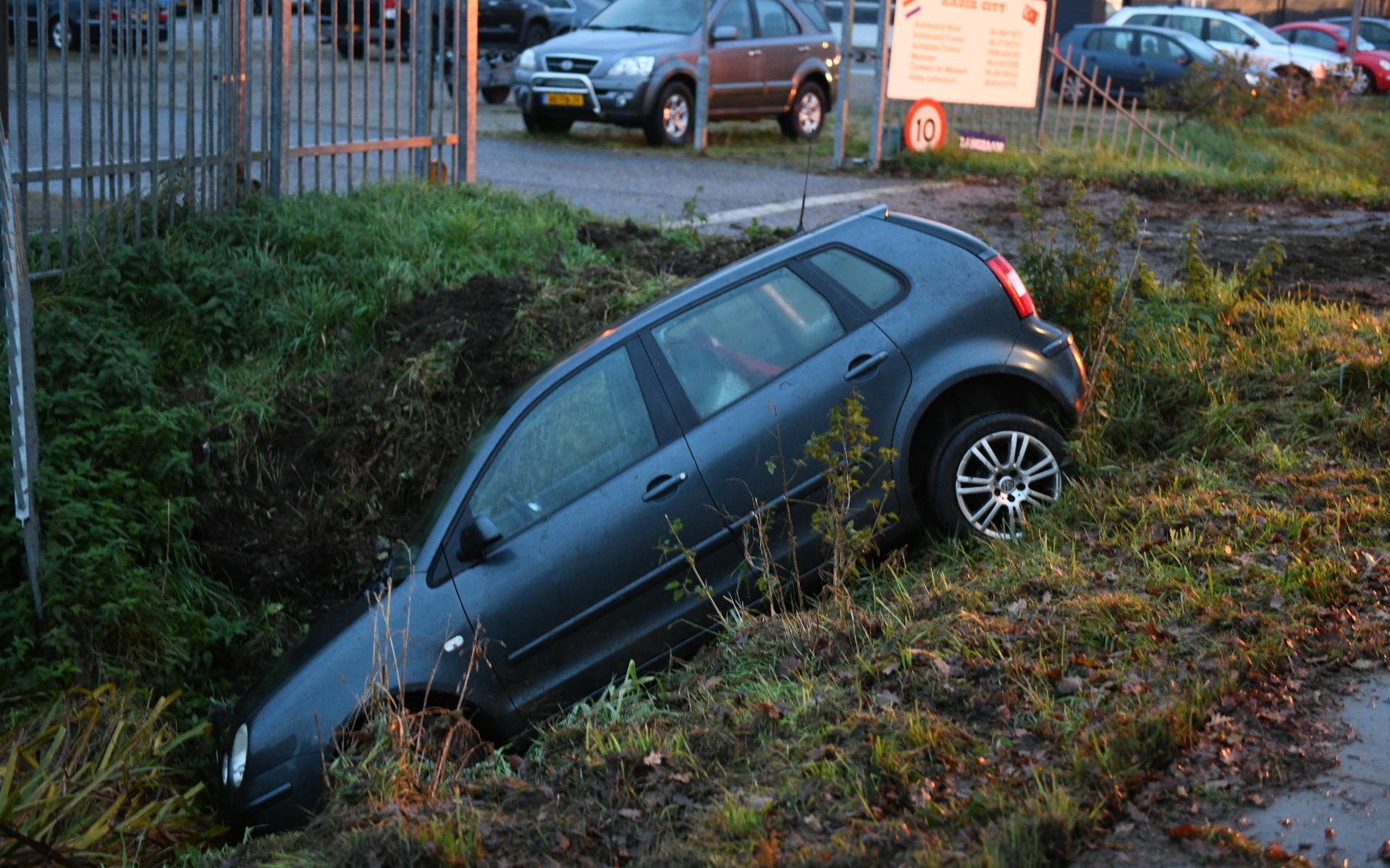 Bestuurder zet auto in de sloot, tilt kratje bier uit de auto en vlucht - Dagblad van het Noorden