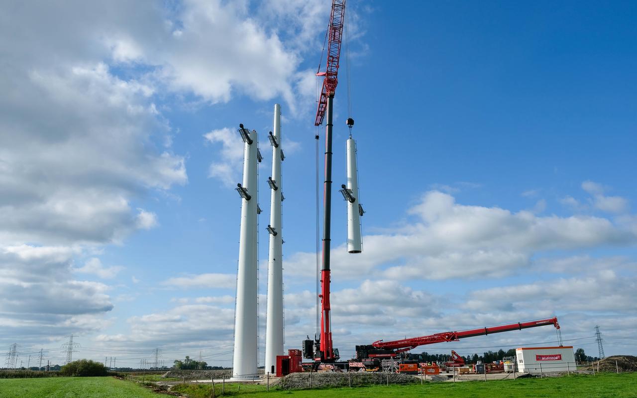 Aan de nieuwe hoogspanningslijn tussen Eemshaven en Groningen wordt al druk gewertk (hier bij Hoogkerk), daarna wil Den Haag de leiding doortrekken tot de Noordoostpolder. Aan de nieuwe hoogspanningslijn tussen Eemshaven en Groningen wordt al druk gewertk (hier bij Hoogkerk), daarna wil Den Haag de leiding doortrekken tot de Noordoostpolder.