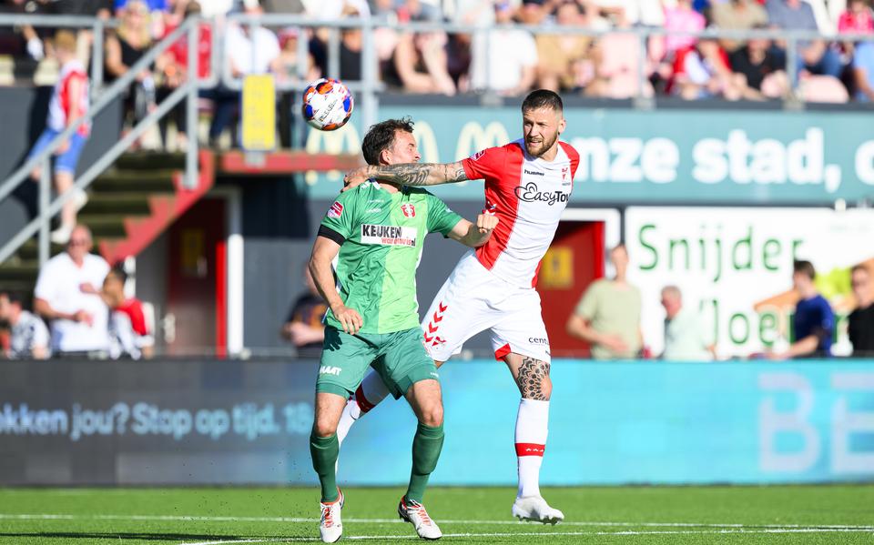 FC Emmen-spits Piotr Parzyszek in duel met FC Dordrecht-speler Tim Receveur