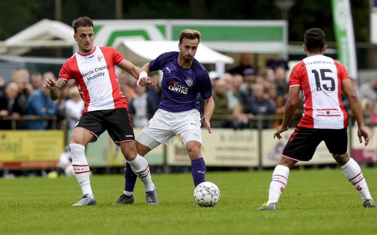 FC Emmen en FC Groningen oefenden in het verleden veel vaker tegen elkaar, zoals hier in 2019 in Rolde met FC Emmen-speler Nick Bakker en Michael Breij namens FC Groningen. FC Emmen en FC Groningen oefenden in het verleden veel vaker tegen elkaar, zoals hier in 2019 in Rolde met FC Emmen-speler Nick Bakker en Michael Breij namens FC Groningen.