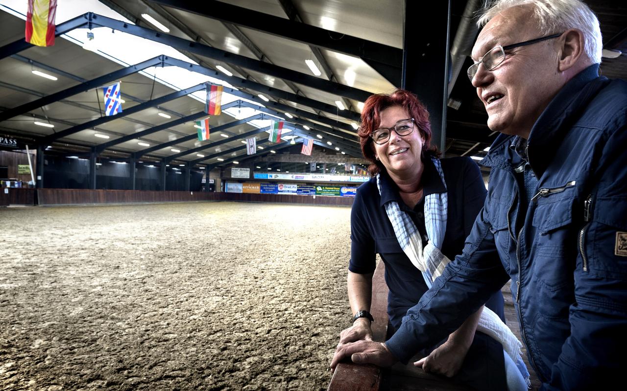 Gea en Louwe Mulder, vier jaar geleden in hun manege in Tolbert. Gea en Louwe Mulder, vier jaar geleden in hun manege in Tolbert.