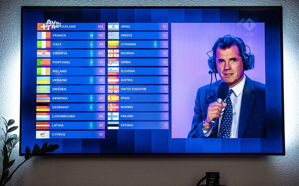 ISongfestivalbaas Martin Osterdahl geeft namens Nederland de punten van de vakjury tijdens de finale van het Eurovisie Songfestival op televisie. 