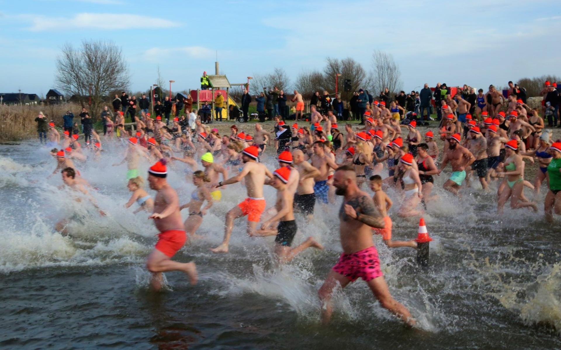 Ruim 200 deelnemers deden mee aan de Nieuwjaarsduik in Blauwestad.