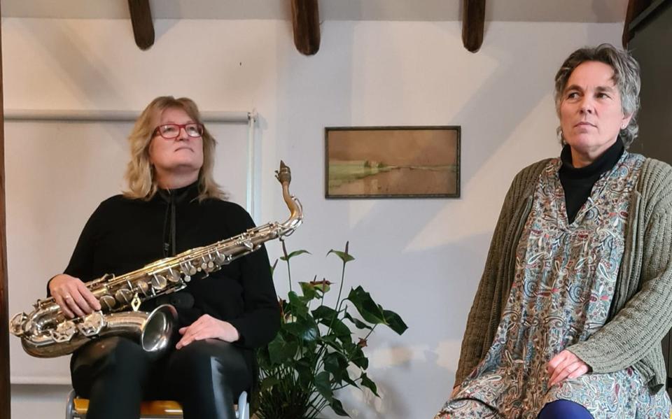 Renske de Vries (rechts) uit Oostwold geeft haar theatervertelling ‘Oranje Woud’. Op de planken wordt ze begeleid op saxofonist Ria Keijzer.