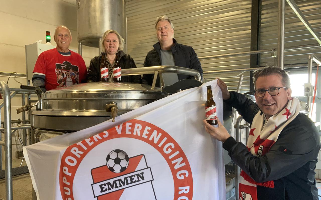 Een deel van het bestuur van Rood Wit op bezoek bij Brouwerij Bartje. Op voorgrond Rene Veen, op achtergrond, van links naar rechts: Wim Barth, Bianca Scheper en Jan Braam (Brouwerij Bartje)
