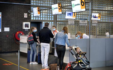 Vakantiegangers melden zich op Groningen Airport Eelde.                                                                                                                                                                                                                                                                                                                     