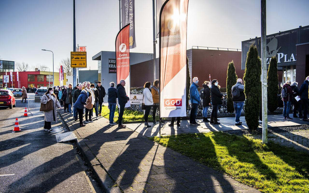 Bij de Protonstraat in Vinkhuizen moesten mensen maandag dik een uur in de rij staan voor een prik. ,,De lange wachtrij is ontstaan door ziekte bij medewerkers’’, zegt woordvoerder Lily Benjamin van de GGD. Bij de Protonstraat in Vinkhuizen moesten mensen maandag dik een uur in de rij staan voor een prik. ,,De lange wachtrij is ontstaan door ziekte bij medewerkers’’, zegt woordvoerder Lily Benjamin van de GGD.