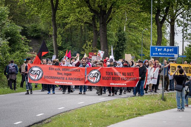 Linkse demonstranten zijn met meer. Bas (35) uit Groningen: ‘Ik ben hier voor vluchtelingen, tegen n