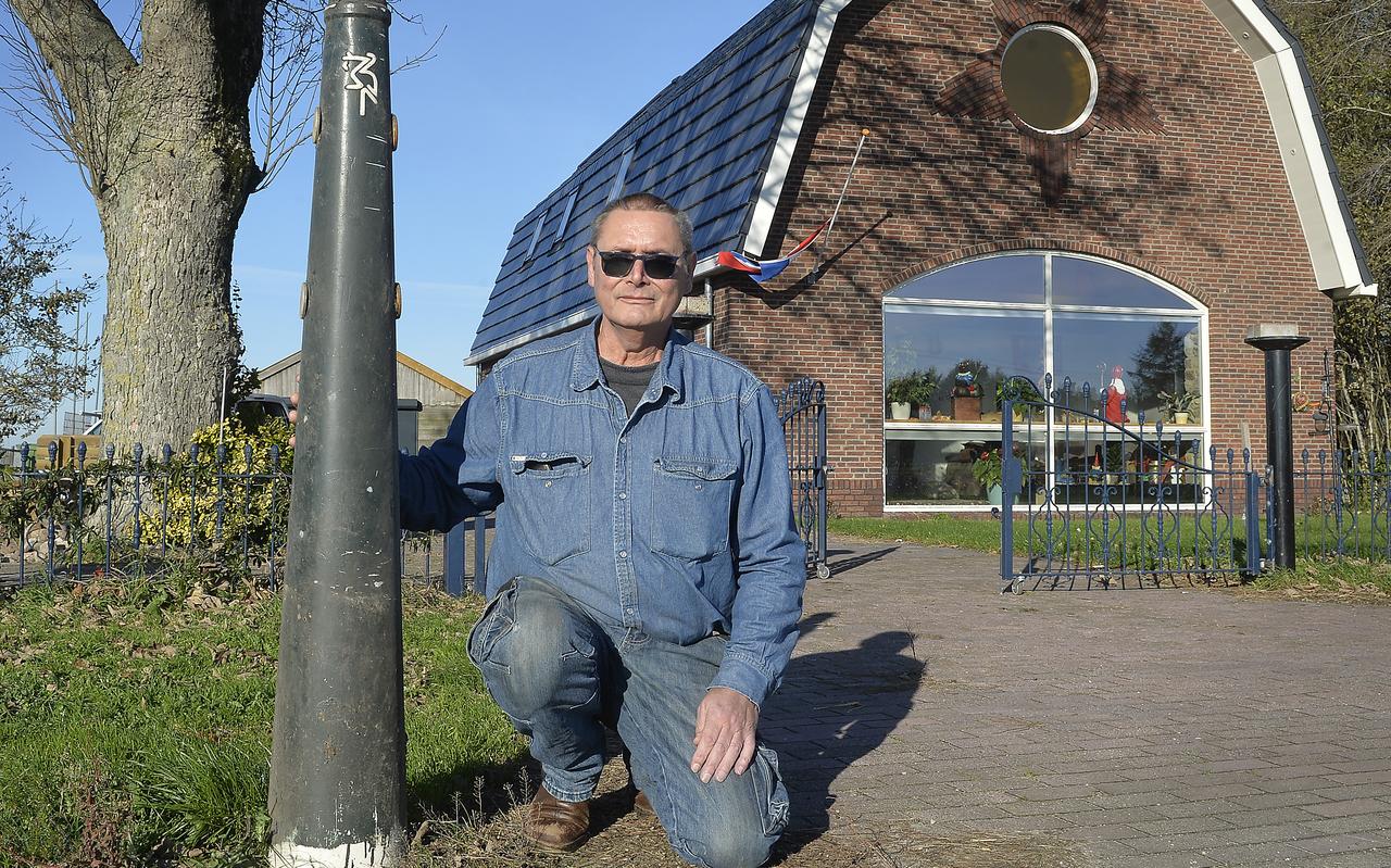 Hans Jansen laat een van de twee Hagenaartjes zien die hij naast zijn oprit wilde plaatsen. Hans Jansen laat een van de twee Hagenaartjes zien die hij naast zijn oprit wilde plaatsen.