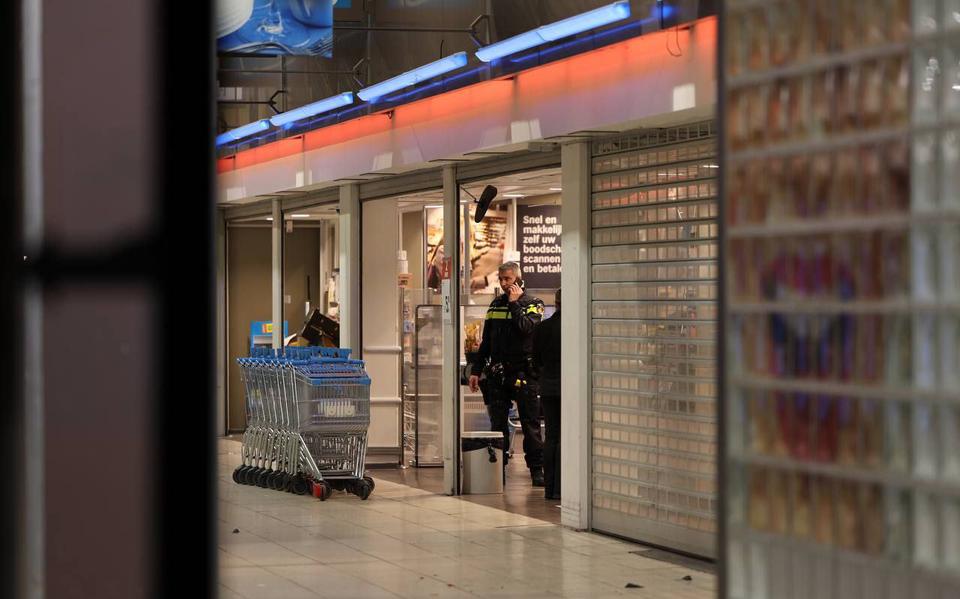 De politie doet onderzoek bij de Albert Heijn in winkelcentrum Paddepoel.