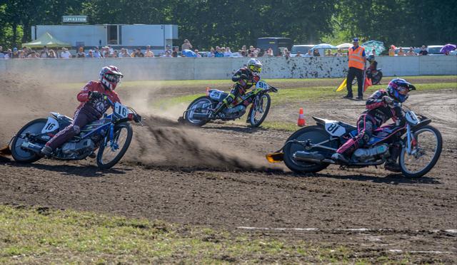 Grasbaanrace in Opende verloopt rimpelloos. Nienke (20) verslaat 9 mannen