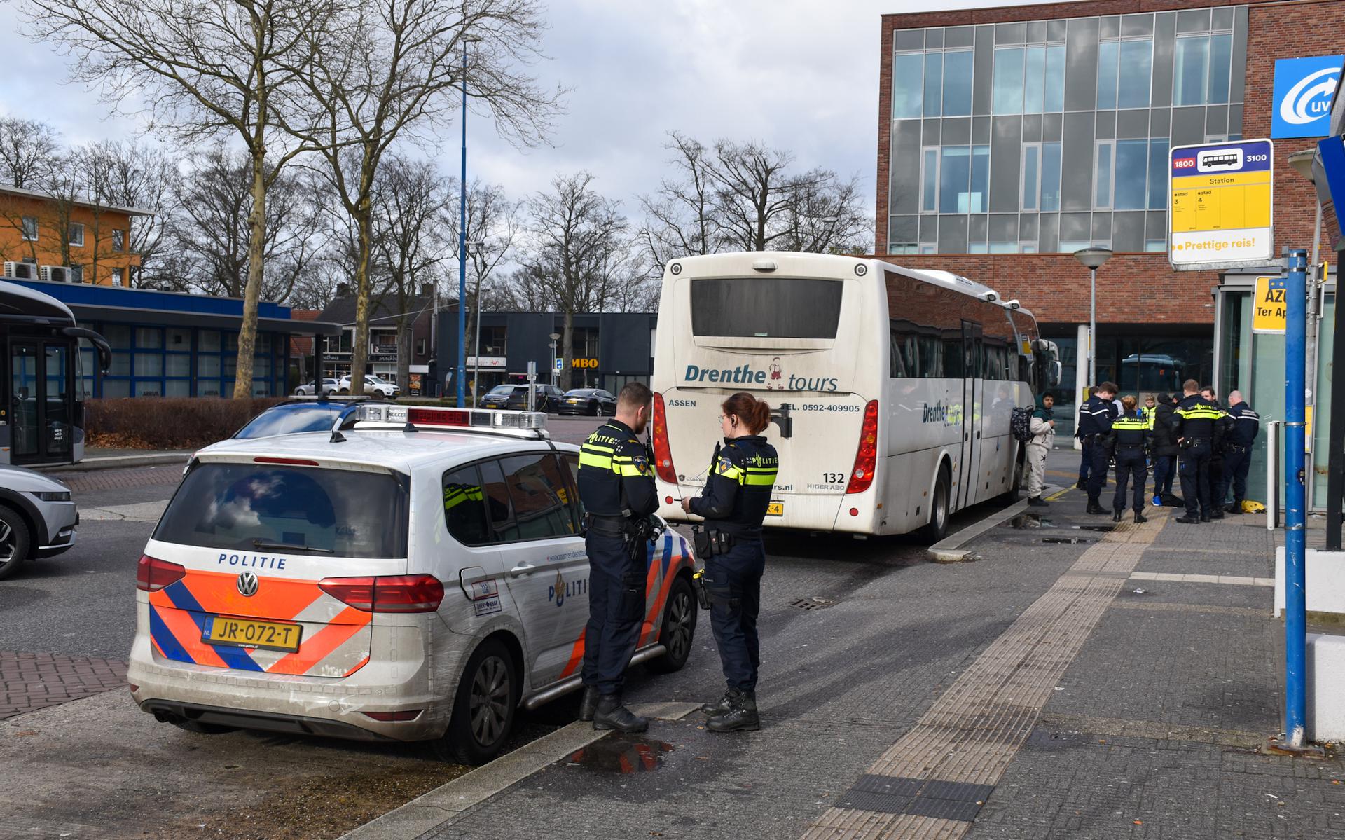 Op het Stationsplein in Emmen vond zondagmiddag een vechtpartij plaats. Een persoon is aangehouden. 